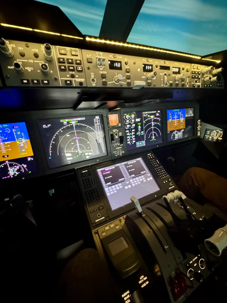 A guy with zero experience tried a Boeing 787 Dreamliner flight simulator for the first time, and the result was surprising