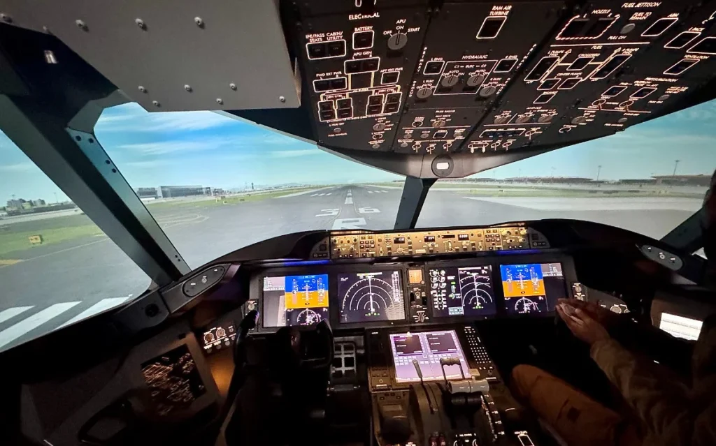 A guy with zero experience tried a Boeing 787 Dreamliner flight simulator for the first time, and the result was surprising
