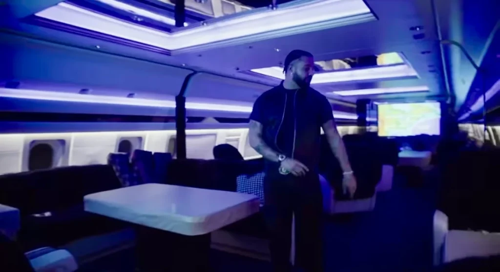 A lot of celebrities own private jets but Drake owns a private Boeing 767 airliner - a 767-200ER to be exact - that he calls Air Drake livery