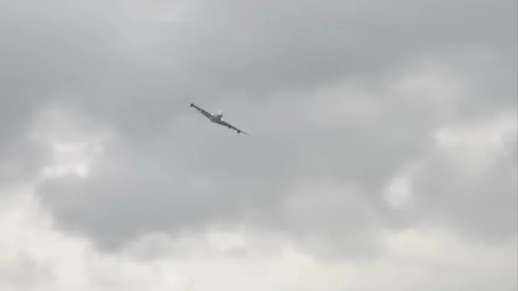 Airbus A380 airliner pulls off a turn so steep it exceeds the maximum bank angle and leaves onlookers stunned