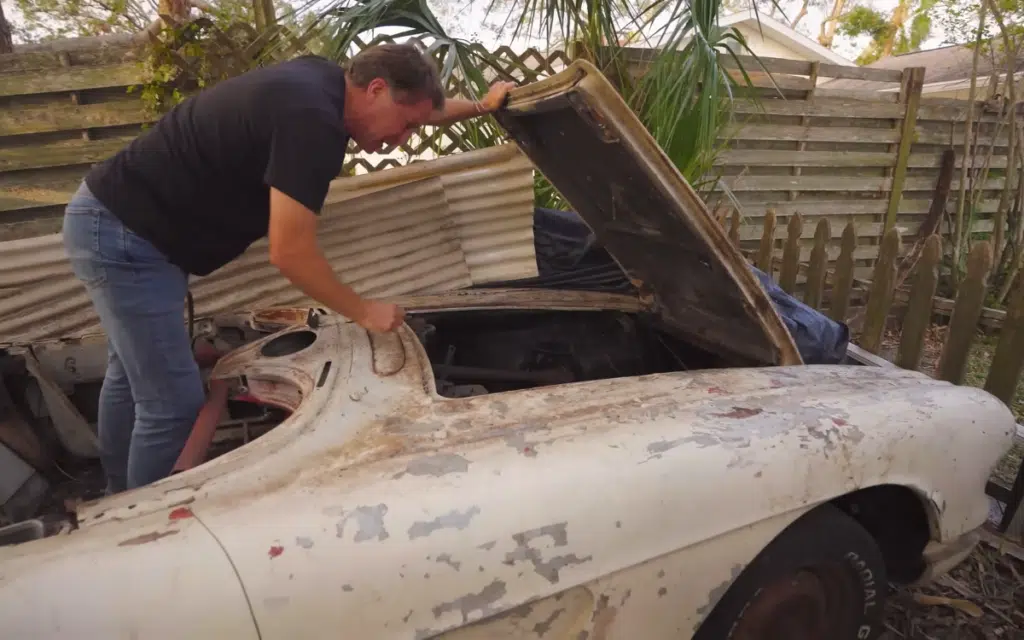 1962 Chevrolet C1 Corvette sports car forgotten for 14 years behind a fence in a Florida backyard