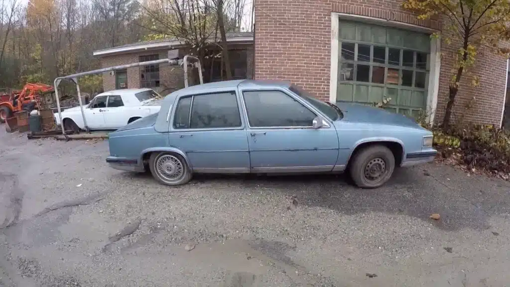 Abandoned-dealership-of-classic-cars-is-an-internet-mystery