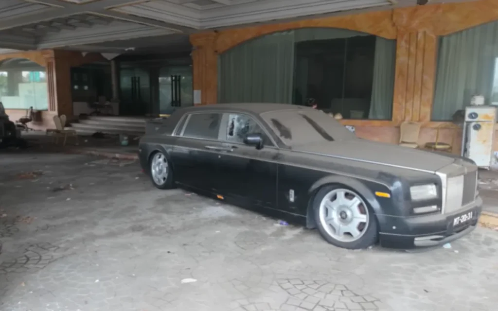 Man exploring abandoned 5-star hotel discovers three mysterious $500,000 Rolls-Royces just sitting there