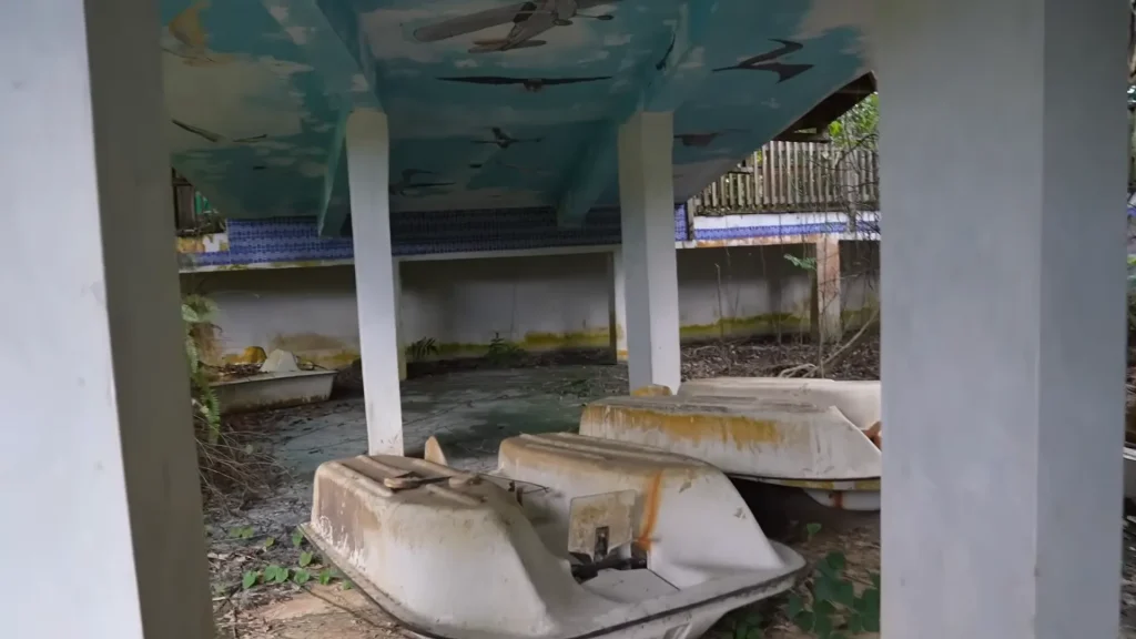 Explorers find an entire street of completely abandoned luxury mansions and there's a total mystery over who owned them