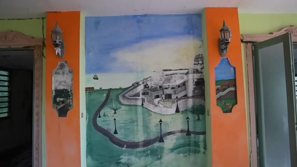 Explorers find an entire street of completely abandoned luxury mansions and there's a total mystery over who owned them