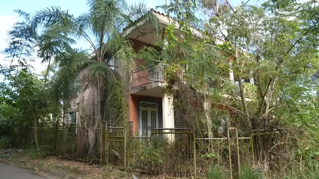 Explorers find an entire street of completely abandoned luxury mansions and there's a total mystery over who owned them