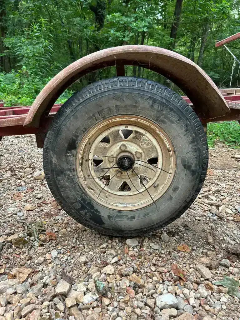After a wheel fell off his trailer this is how a man got it home with zip ties and a T-shirt