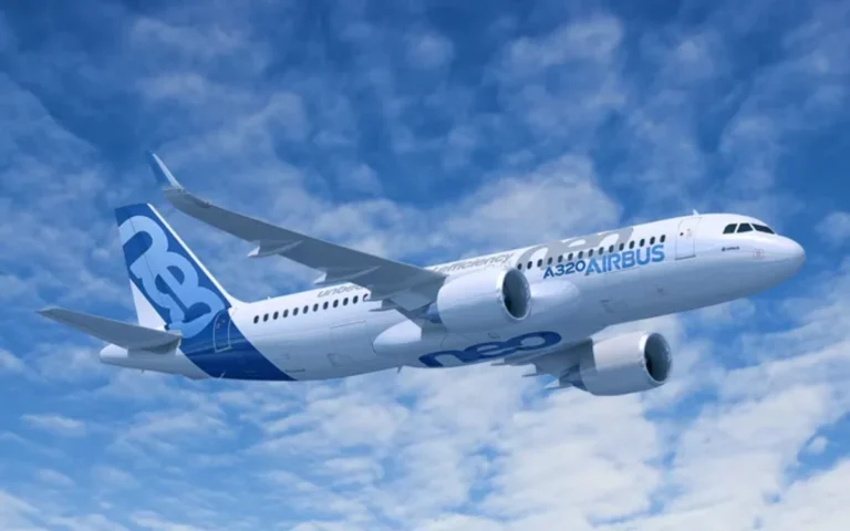 Photo exposes the stunning size difference between Airbus A320 and A380