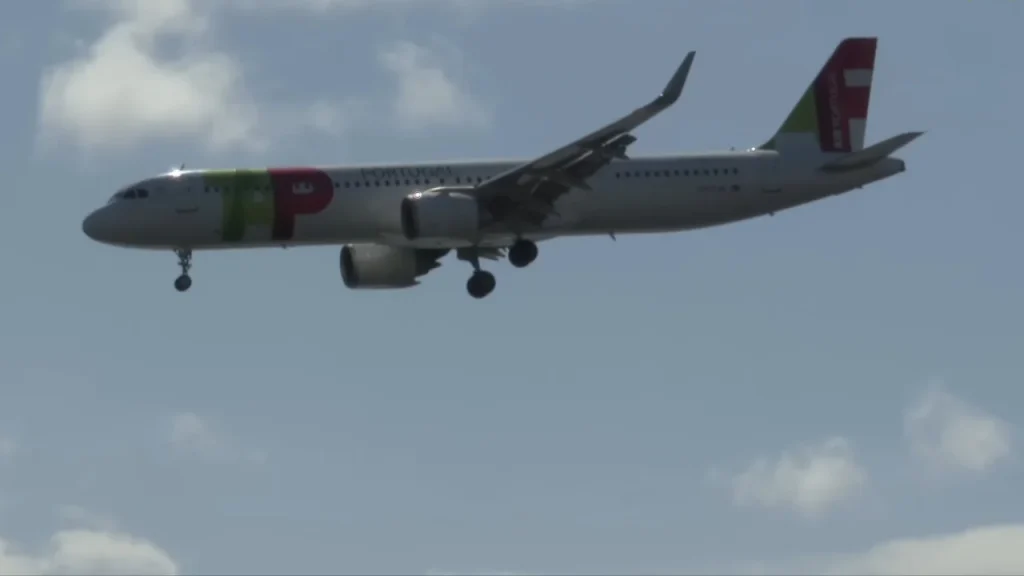 Airbus A321 performs one of the wildest landings you will see on one of the toughest runways in the entire world at Madeira Airport