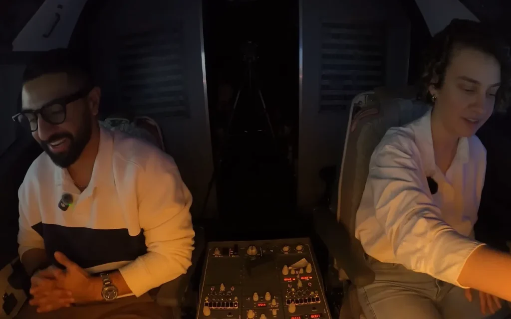 Boeing 787 Pilot CaptainCroft placed her Airbus A320 friend in the cockpit of a simulator in Luton to see what he found different between the two brands