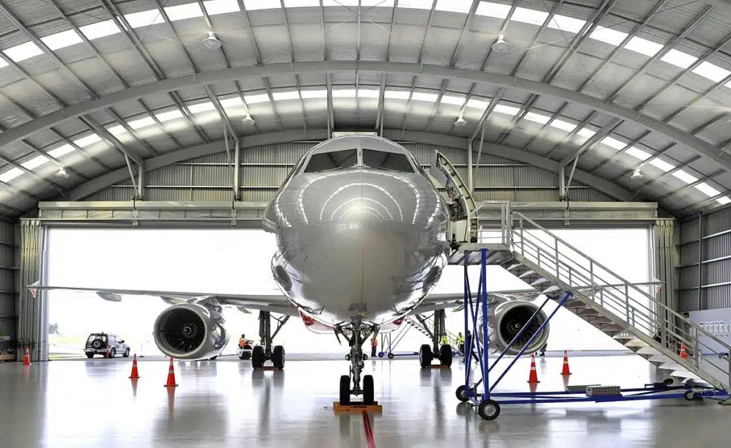 Airbus_A320_in_a_hangar