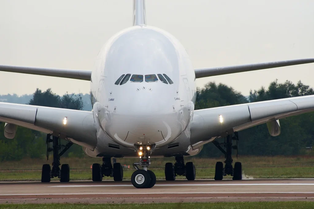 Airbus A380 airliner pulls off a turn so steep it exceeds the maximum bank angle and leaves onlookers stunned