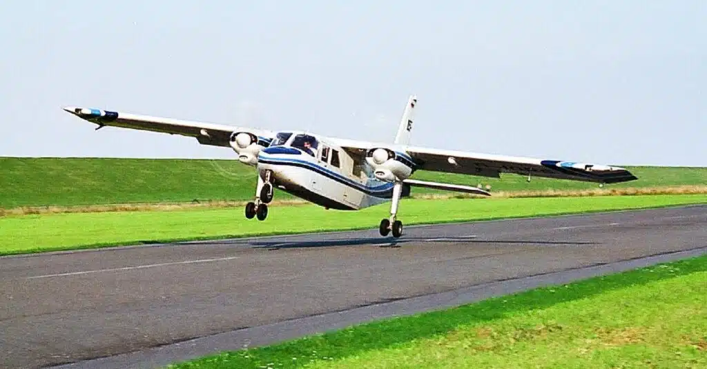 Aircraft struggling with crosswinds during landing