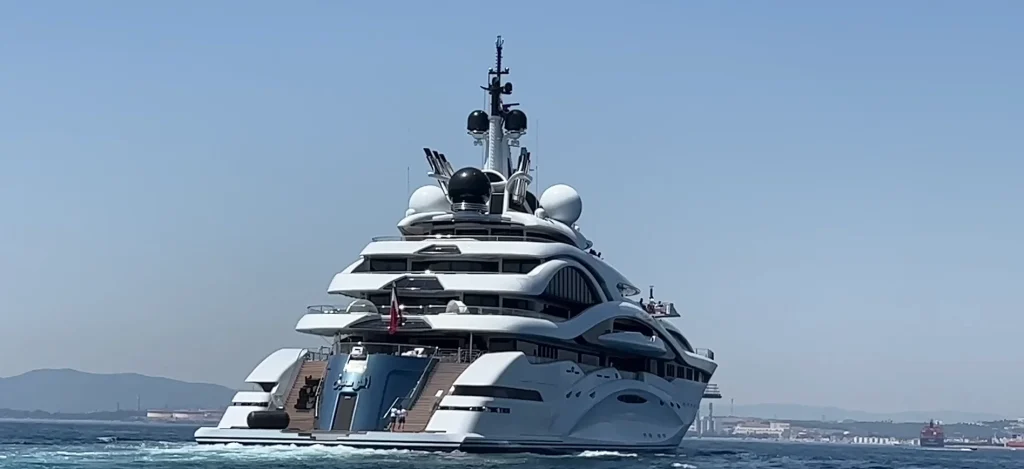 If the Emir of Qatar’s $500,000,000 yacht was gifted to the US, it would be the ultimate floating fortress