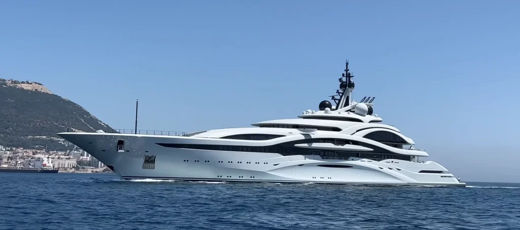 If the Emir of Qatar’s $500,000,000 yacht was gifted to the US, it would be the ultimate floating fortress