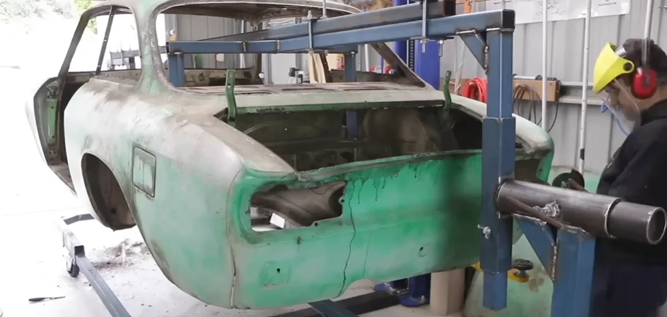 Man takes an abandoned Alfa Romeo and turns it into a Ferrari in 'dream restomod' that shows his extreme talent