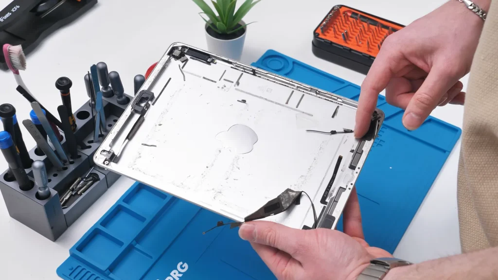 US man challenges himself to build an iPad using only parts from AliExpress