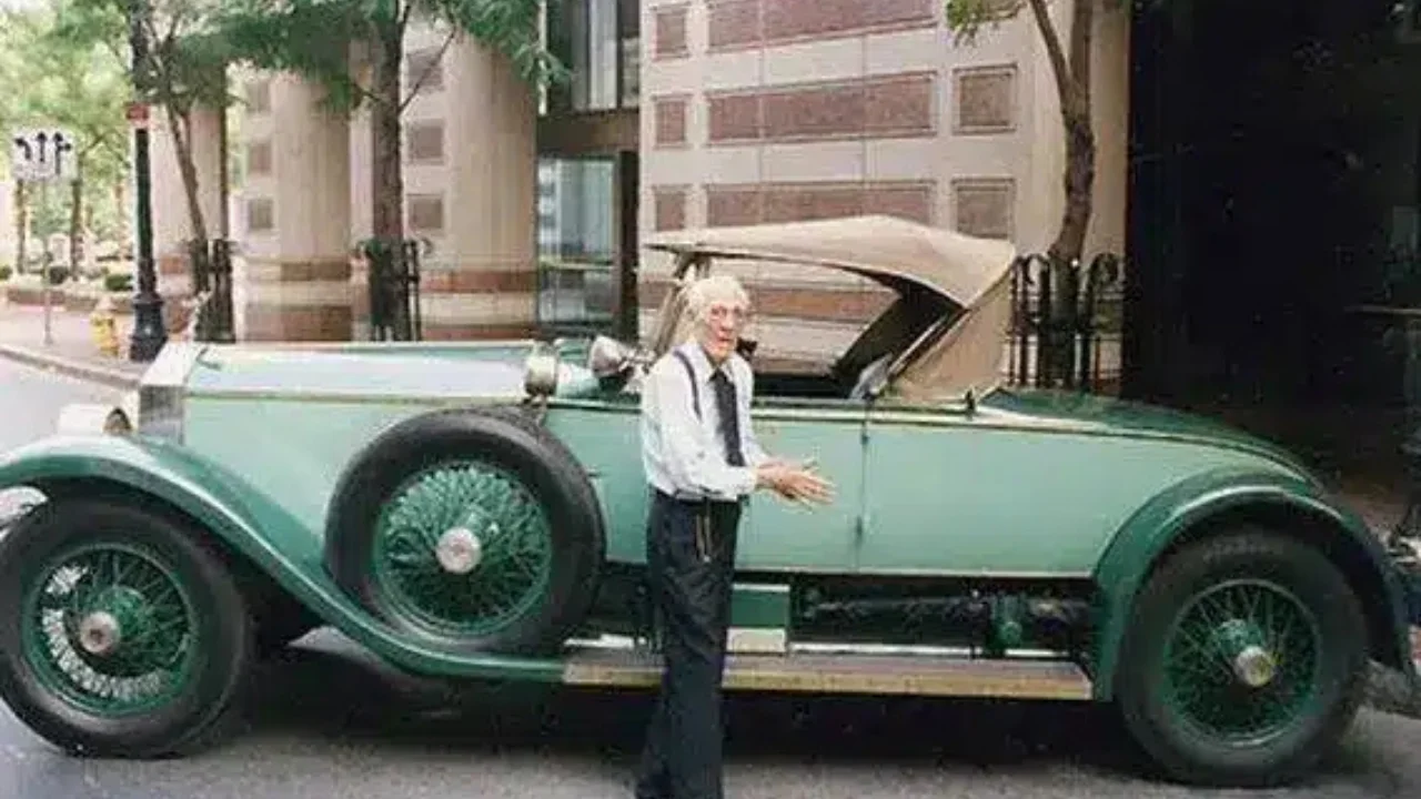 Massachusetts man drove the same 1928 Rolls-Royce Phantom I for 77 years until he was 102 and the company gave him a very special honor