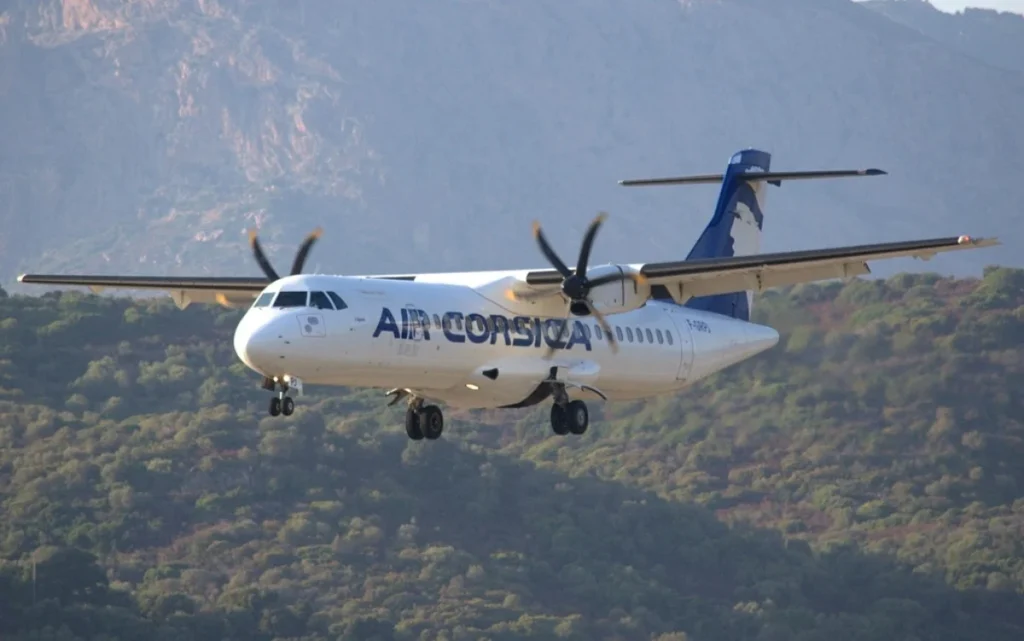 An Air Corsica Airbus A320 was forced to circle the skies aimlessly for an hour on its way to Corsica from Paris Orly because the air controller wasn't giving clear instructions