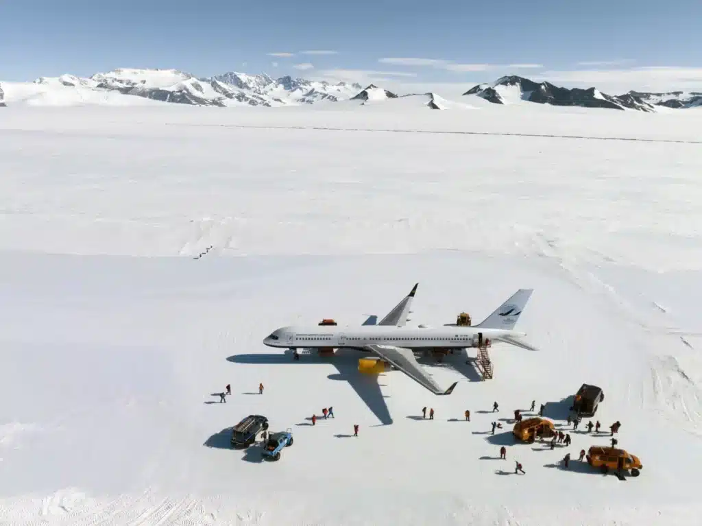 14 of the most incredible plane landings ever caught on camera