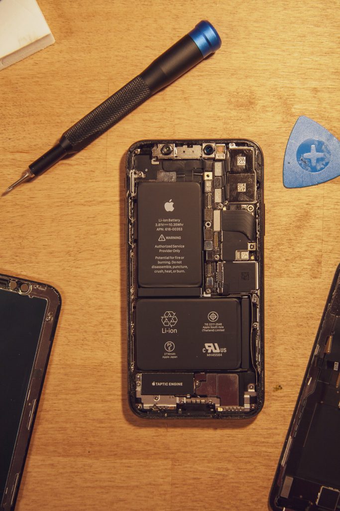Apple iPhone's battery and tools