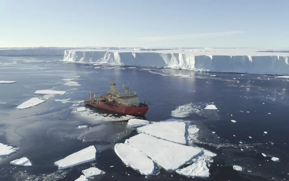 Submarine disappears after finding something very odd on the ocean floor ice shelf