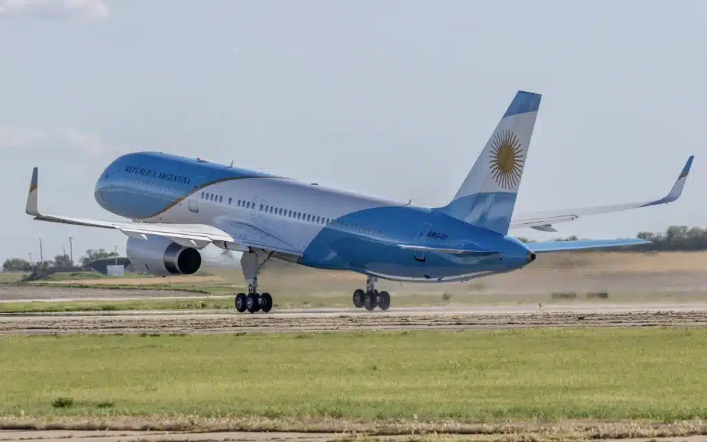 Argentine Presidential B757 performs breathtaking low-flying stunt during landing