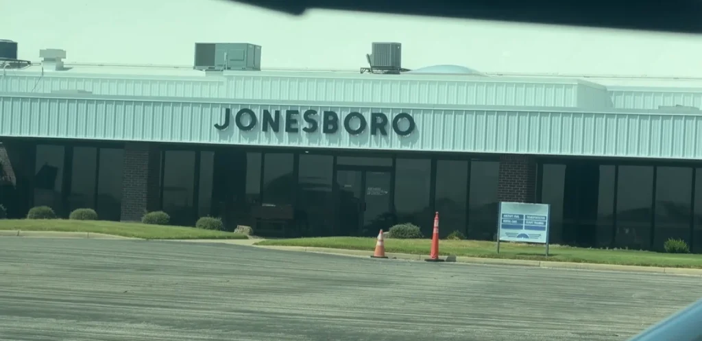 US government pays $2,300 per person to fly to this tiny airport in Arkansas