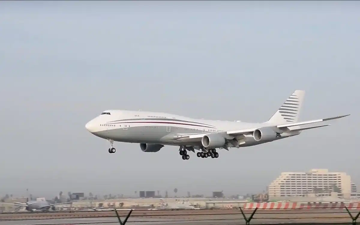 BBJ 747-8 ‘flying mansion’ landing at LAX is almost surreal