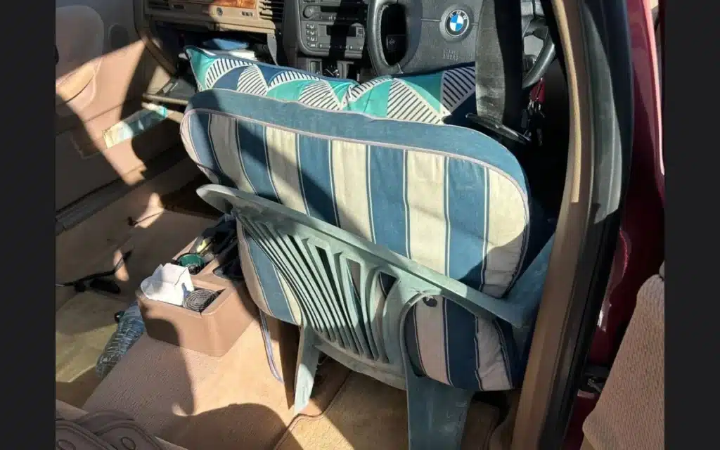 The Victoria Police force in Australia was stunned as they pulled over BMW because it had no hood, only to find a garden chair was being used as a driver's seat