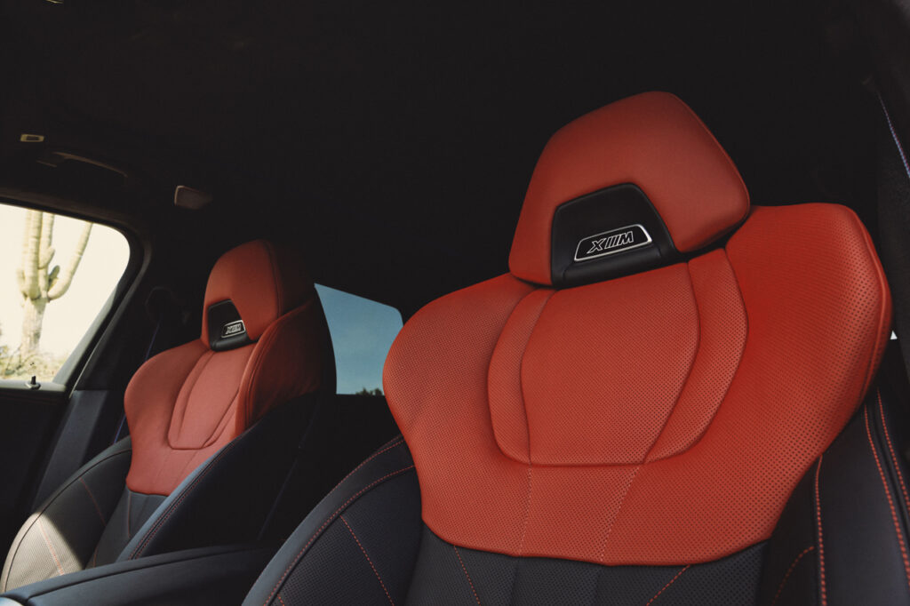 BMW XM Label Red, seats