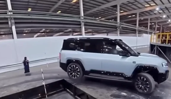 New Chinese SUV can lift one of its own wheels to help you change the tire and still drive on just three wheels