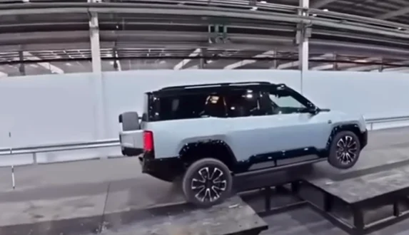 New Chinese SUV can lift one of its own wheels to help you change the tire and still drive on just three wheels