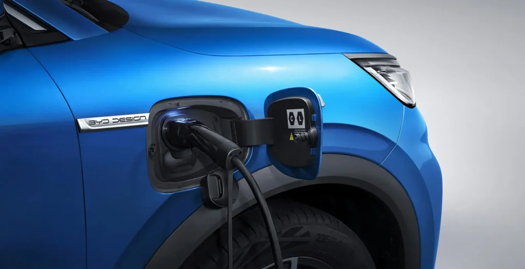 BYD’s EV charger sets a new EV fast charging record, as the BYD charger eliminates range anxiety by adding 400 km of range in just five minutes