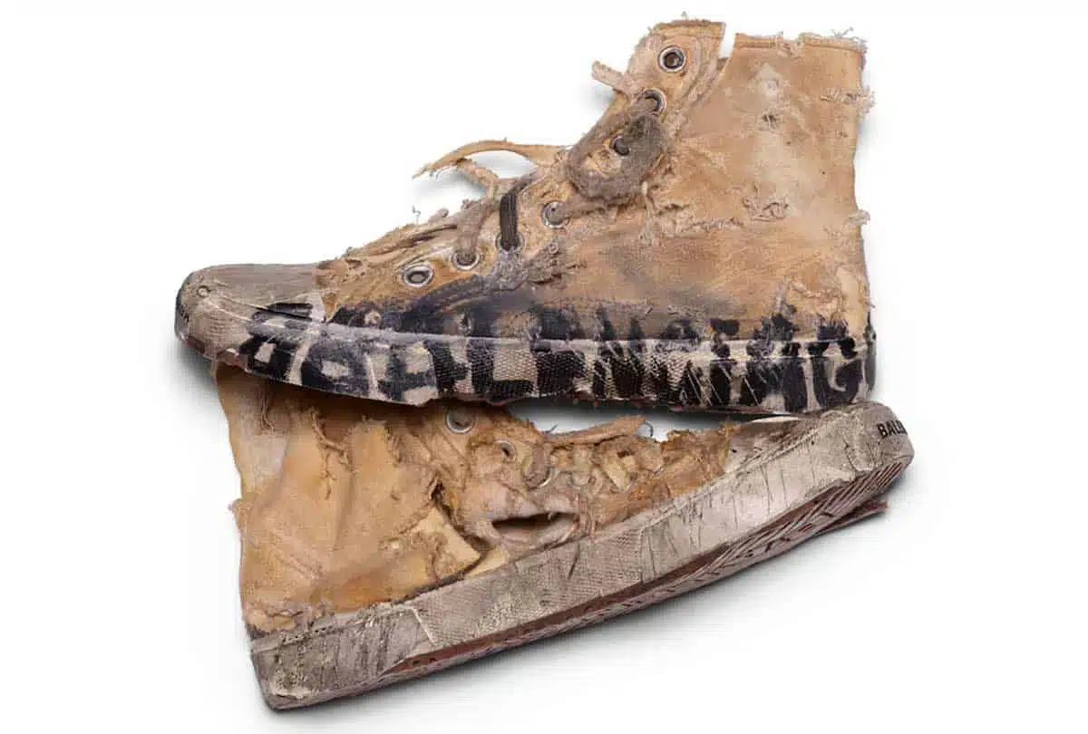 Extra destroyed version of the Balenciaga Paris Sneaker