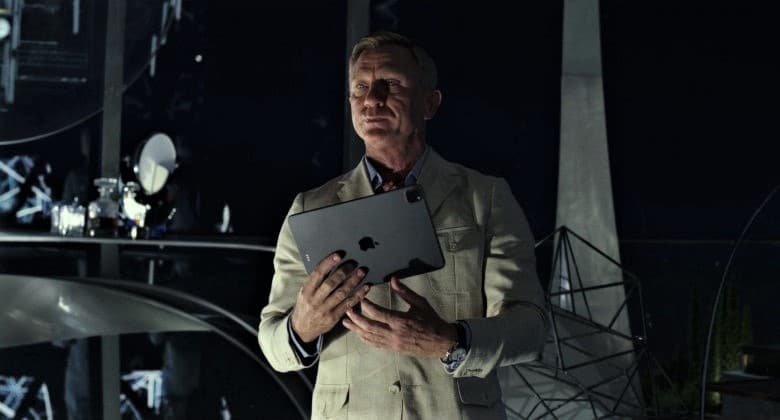 Benoit Blanc with an iPad in Glass Onion on Netflix