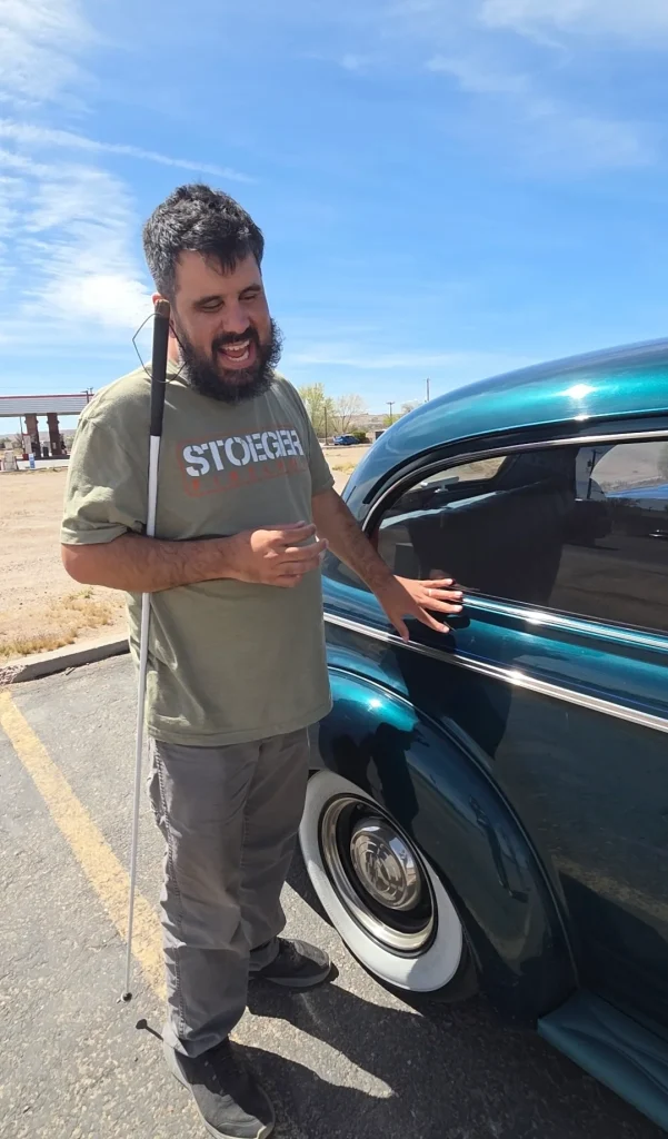 This blind man can identify a car just by feeling it with his hands