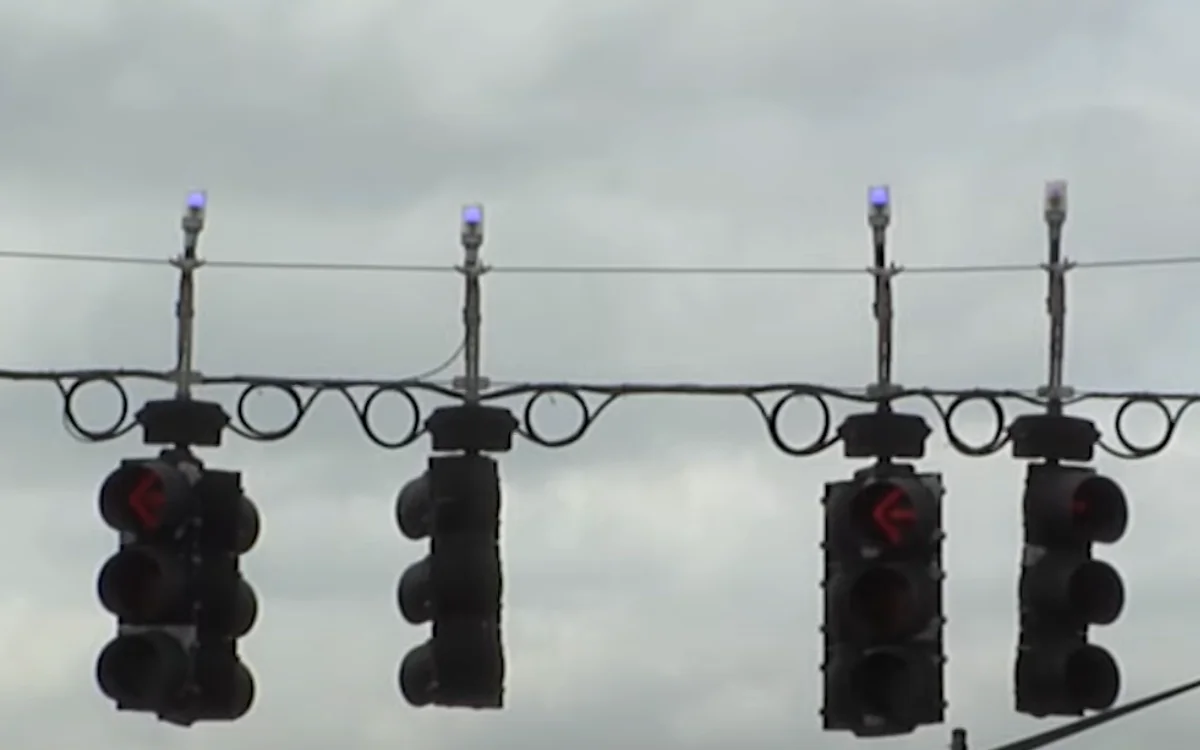 Florida drivers have started noticing blue lights mounted on traffic signals, this is what they’re for – Supercar Blondie