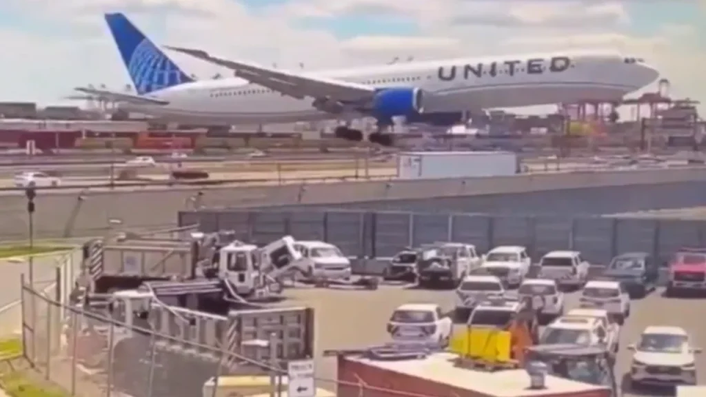 People are saying Newark Liberty Airport's Runway 29 needs a redesign after video shows how close Boeing 787 comes to traffic when landing