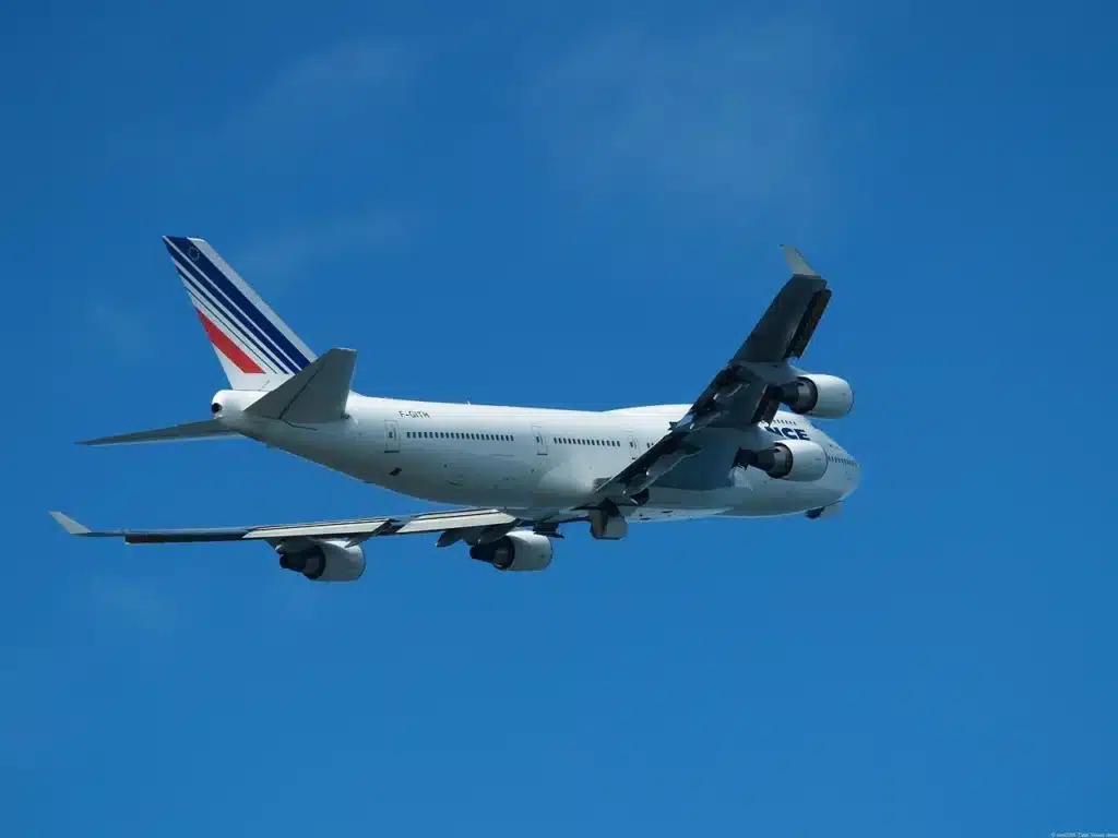 World's most experienced Boeing 747 pilot explains why we use brace position on planes