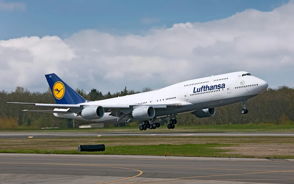 Footage of the Boeing 747-8 taking off shows the wild levels of fuel consumption that the upcoming Air Force One aircraft needs on every trip