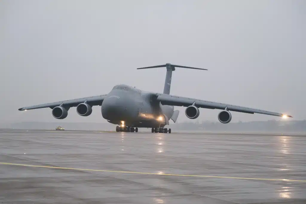 Boeing-747-8-Freighter-Vs-Lockheed-C-5-Galaxy-best-cargo-plane