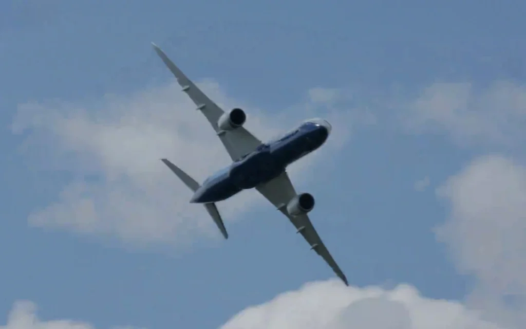 A certain Boeing 787-9 Dreamliner looked more like a fighter jet than a commercial airliner as it carved through the sky in a jaw-dropping display.