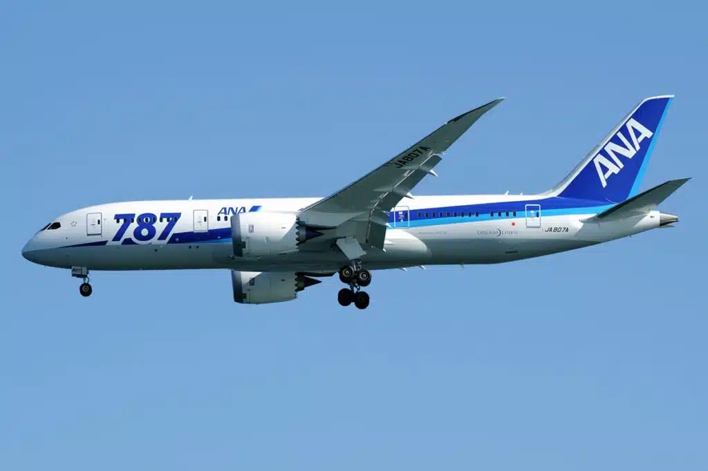 Boeing 787 flew in formation with its oldest ancestor and it was spectacular to see
