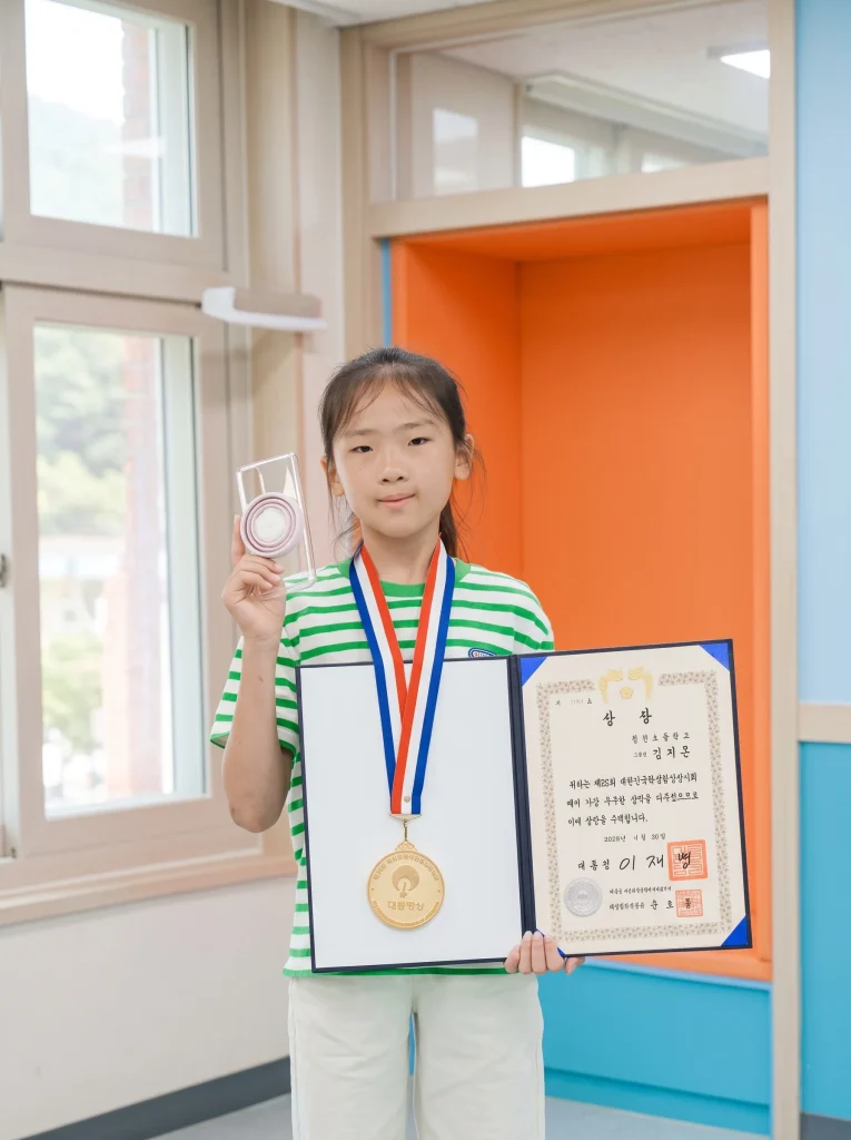 12-year-old student invents emergency breathing filter using an everyday phone grip to help people escape smoke