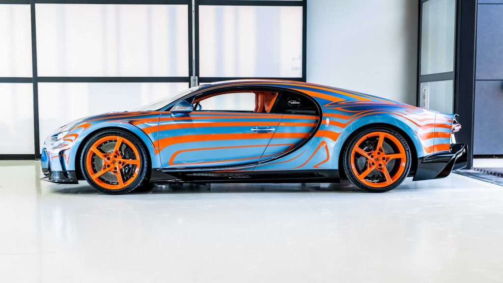 Bugatti Chiron Super Sport blue and orange side profile