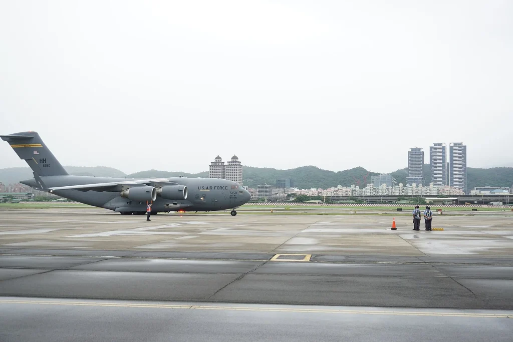 Unbelievable footage shows a C-17 landing at the wrong airport with just a 3,400-foot strip for a 400,000-lb airplane