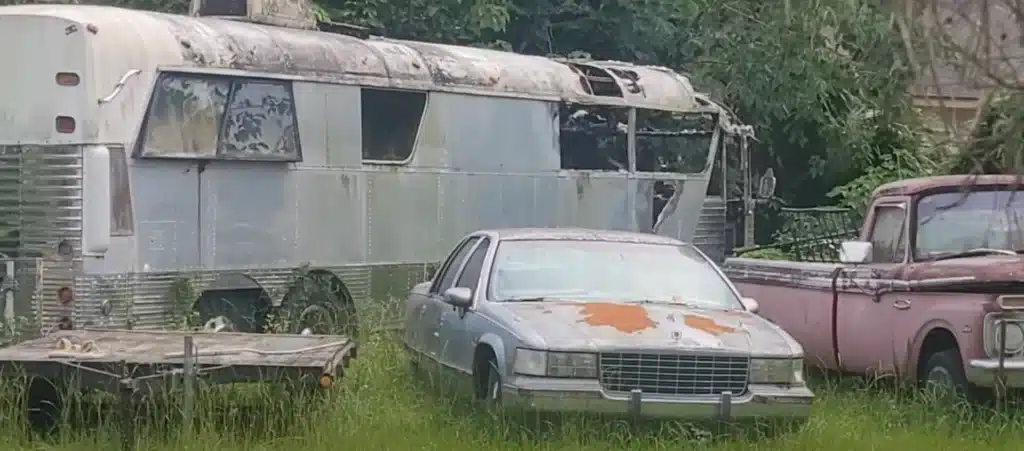 YouTuber driving through Florida randomly discovers a whole stash of extremely rare Cadillacs