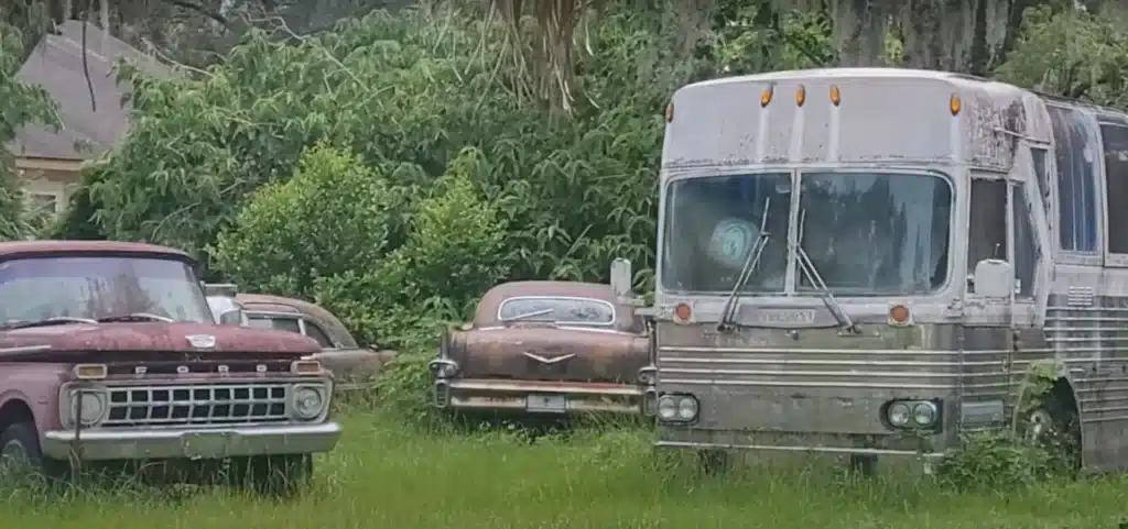 YouTuber driving through Florida randomly discovers a whole stash of extremely rare Cadillacs