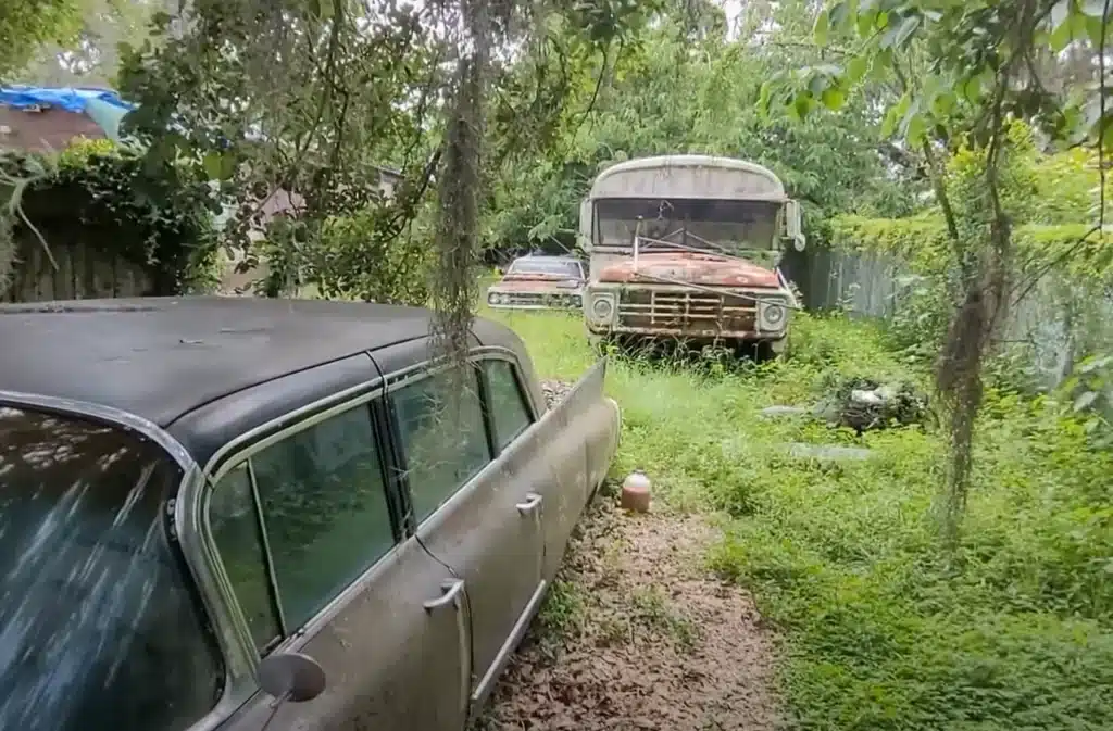 YouTuber driving through Florida randomly discovers a whole stash of extremely rare Cadillacs